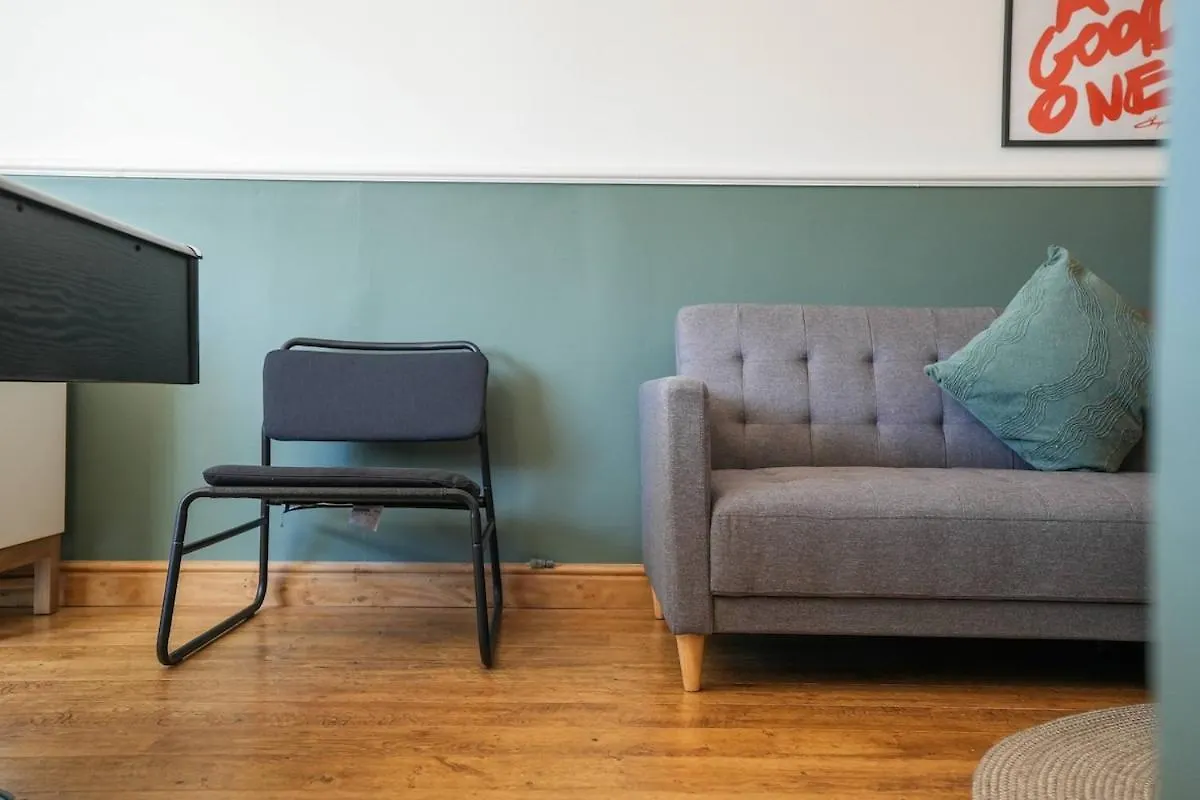 Stupton House, Large 3 Bed House That Sleeps 8 With Full Size Pool Table & Free Parking - Hosted By Stay Host Save Brightside 0*,  Storbritannien