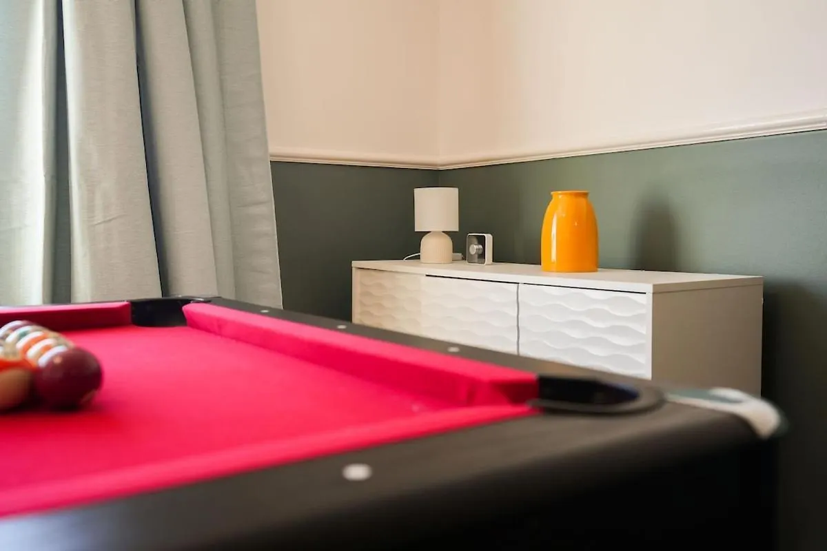 Stupton House, Large 3 Bed House That Sleeps 8 With Full Size Pool Table & Free Parking - Hosted By Stay Host Save Brightside Storbritannien