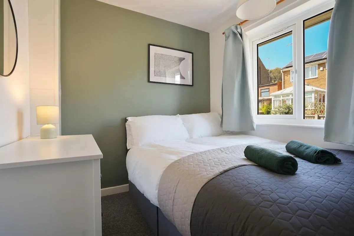 Stupton House, Large 3 Bed House That Sleeps 8 With Full Size Pool Table & Free Parking - Hosted By Stay Host Save Brightside 0*,