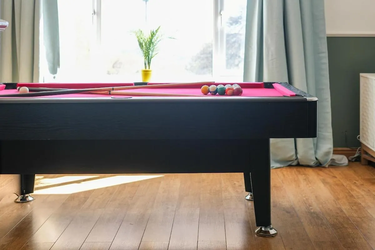 Stupton House, Large 3 Bed House That Sleeps 8 With Full Size Pool Table & Free Parking - Hosted By Stay Host Save Brightside Lejlighed