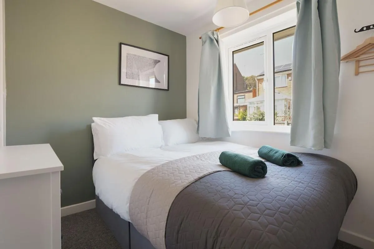 Stupton House, Large 3 Bed House That Sleeps 8 With Full Size Pool Table & Free Parking - Hosted By Stay Host Save Brightside Lejlighed