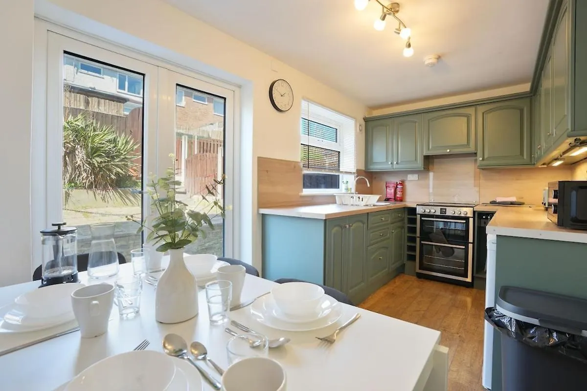 Stupton House, Large 3 Bed House That Sleeps 8 With Full Size Pool Table & Free Parking - Hosted By Stay Host Save Brightside 0*,