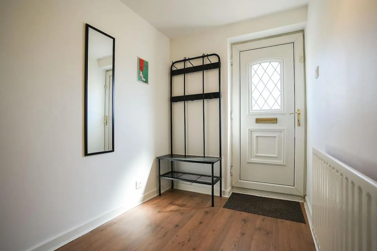 Stupton House, Large 3 Bed House That Sleeps 8 With Full Size Pool Table & Free Parking - Hosted By Stay Host Save Brightside
