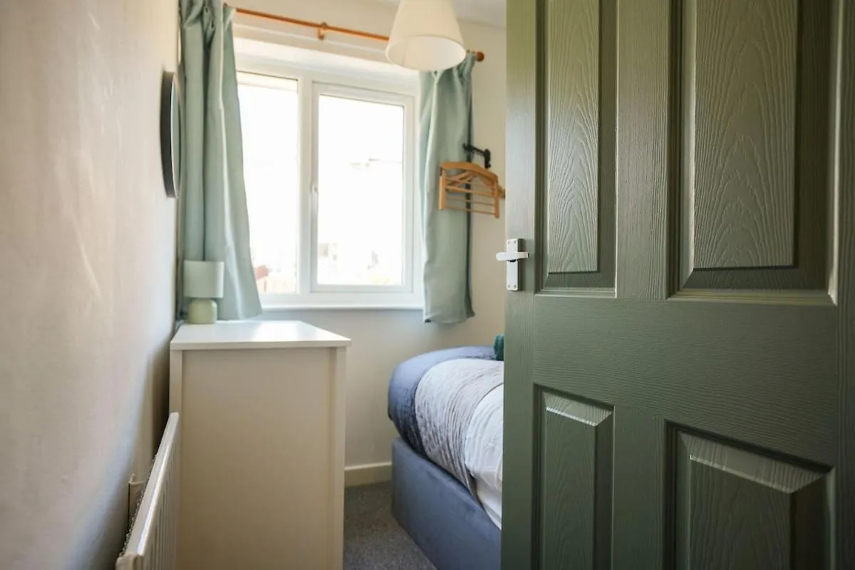 Stupton House, Large 3 Bed House That Sleeps 8 With Full Size Pool Table & Free Parking - Hosted By Stay Host Save Brightside 0*,  Storbritannien