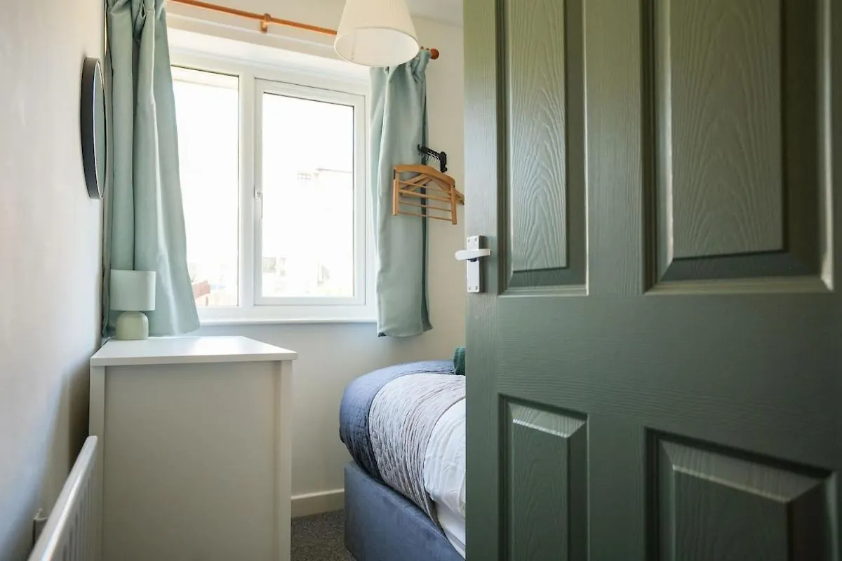 Stupton House, Large 3 Bed House That Sleeps 8 With Full Size Pool Table & Free Parking - Hosted By Stay Host Save Brightside Lejlighed