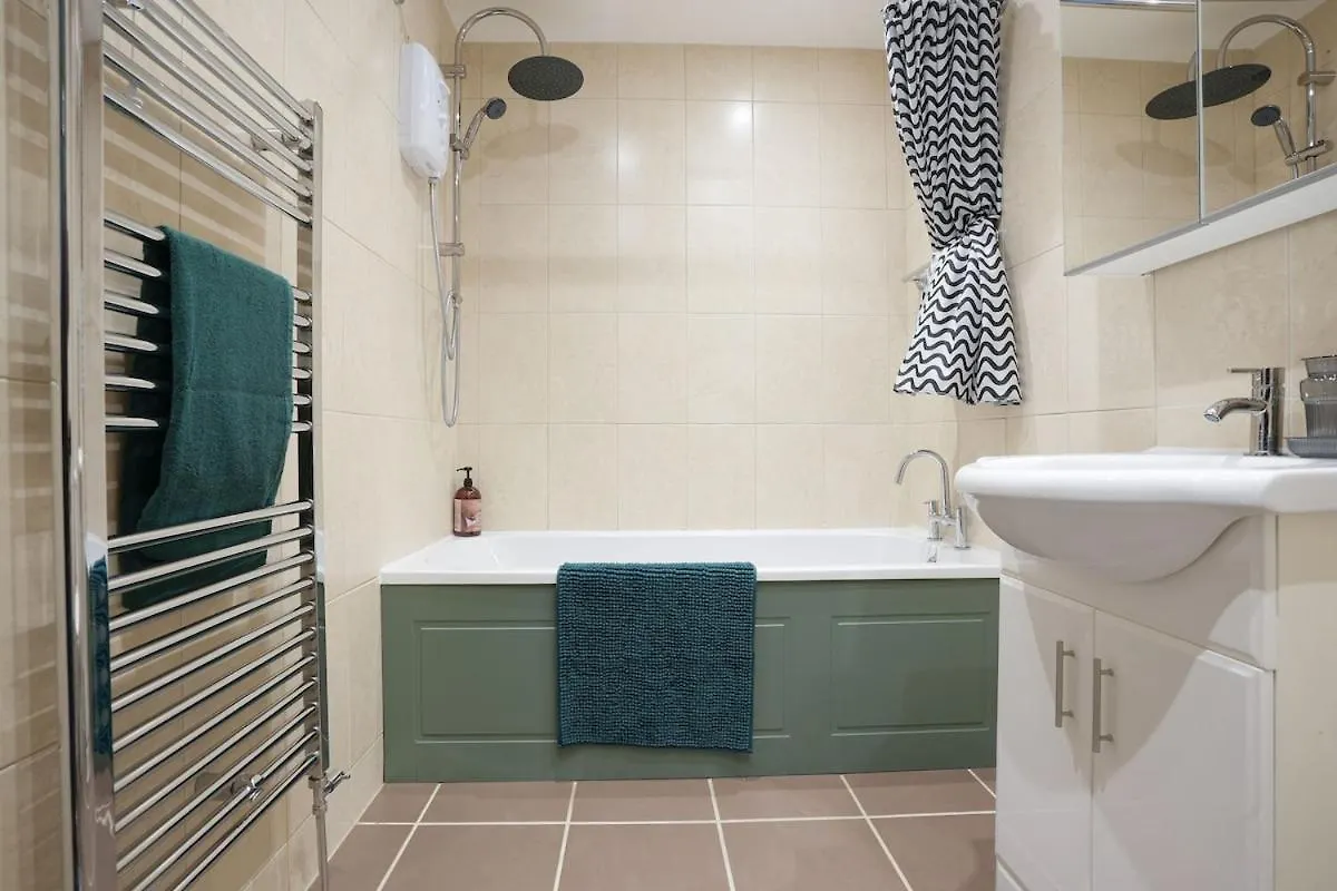 Lejlighed Stupton House, Large 3 Bed House That Sleeps 8 With Full Size Pool Table & Free Parking - Hosted By Stay Host Save Brightside