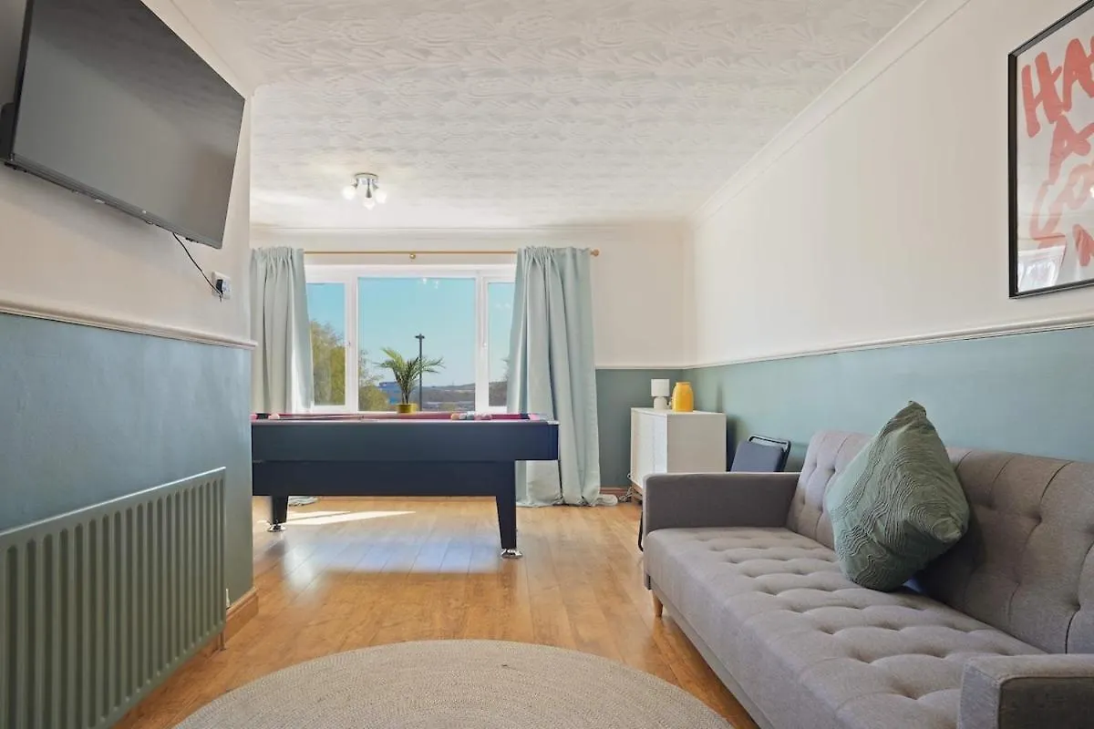 Stupton House, Large 3 Bed House That Sleeps 8 With Full Size Pool Table & Free Parking - Hosted By Stay Host Save Brightside 0*,