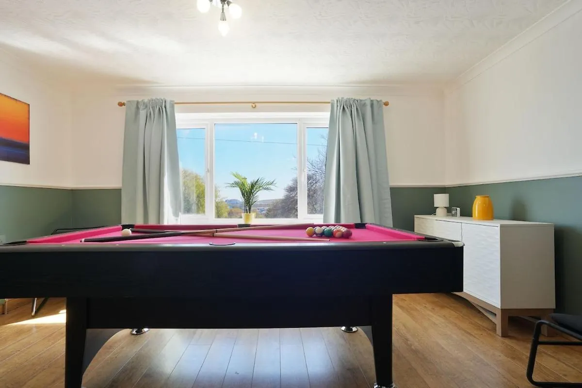 Stupton House, Large 3 Bed House That Sleeps 8 With Full Size Pool Table & Free Parking - Hosted By Stay Host Save Brightside Lejlighed