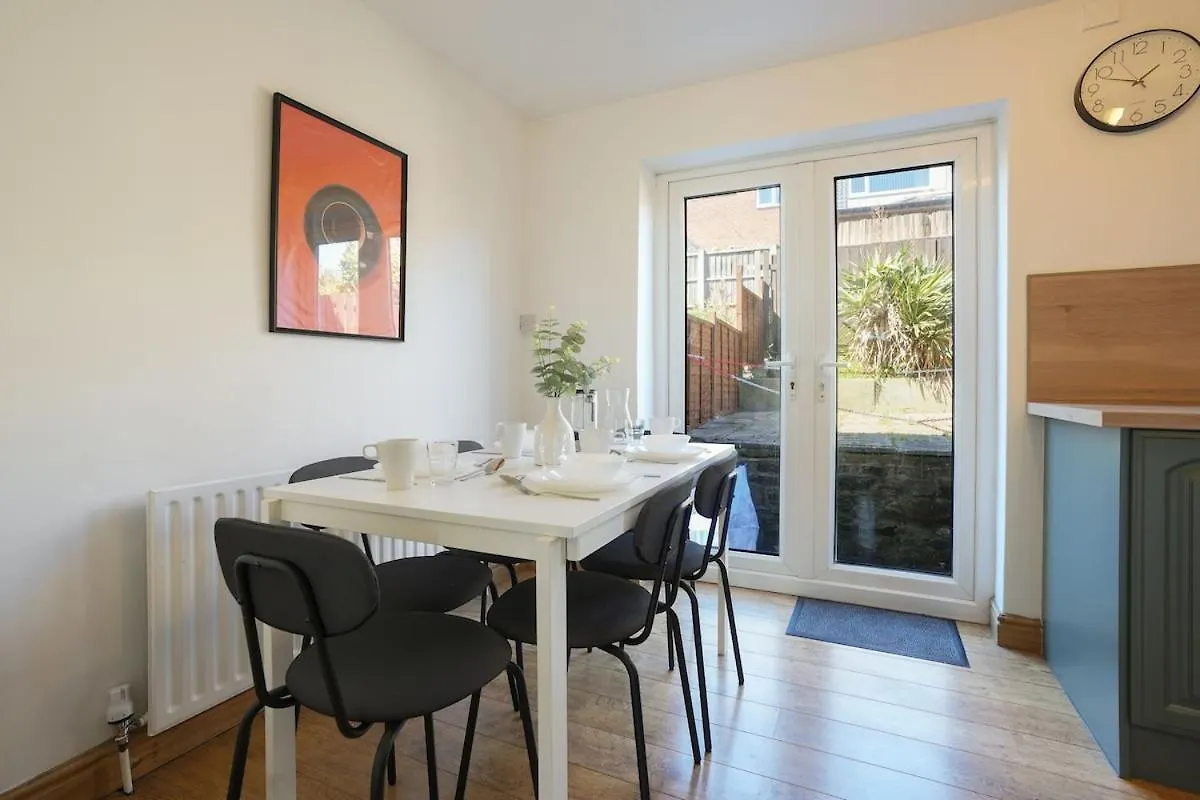 Stupton House, Large 3 Bed House That Sleeps 8 With Full Size Pool Table & Free Parking - Hosted By Stay Host Save Brightside Storbritannien