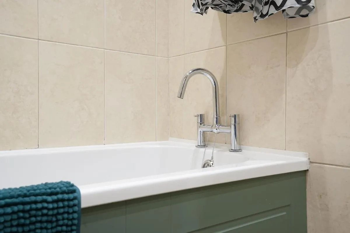 Stupton House, Large 3 Bed House That Sleeps 8 With Full Size Pool Table & Free Parking - Hosted By Stay Host Save Brightside Storbritannien