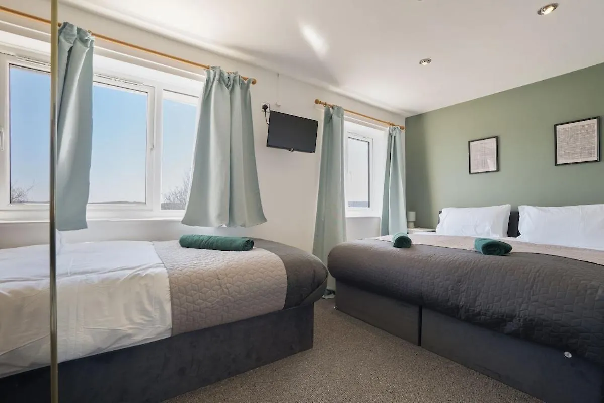Stupton House, Large 3 Bed House That Sleeps 8 With Full Size Pool Table & Free Parking - Hosted By Stay Host Save Brightside