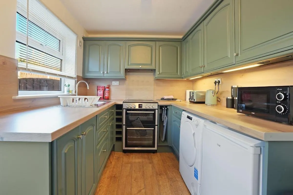 Stupton House, Large 3 Bed House That Sleeps 8 With Full Size Pool Table & Free Parking - Hosted By Stay Host Save Brightside