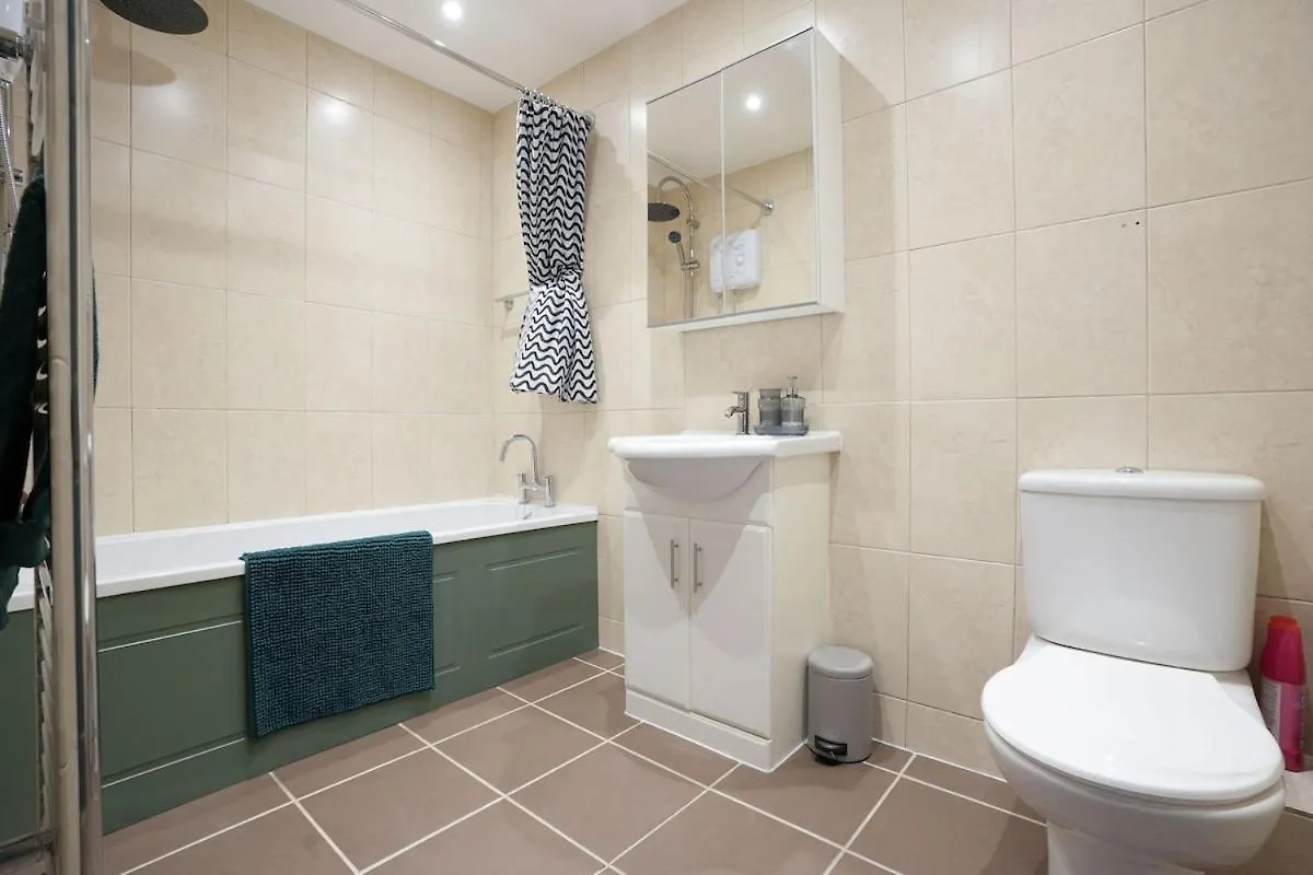 Stupton House, Large 3 Bed House That Sleeps 8 With Full Size Pool Table & Free Parking - Hosted By Stay Host Save Brightside 0*,  Storbritannien
