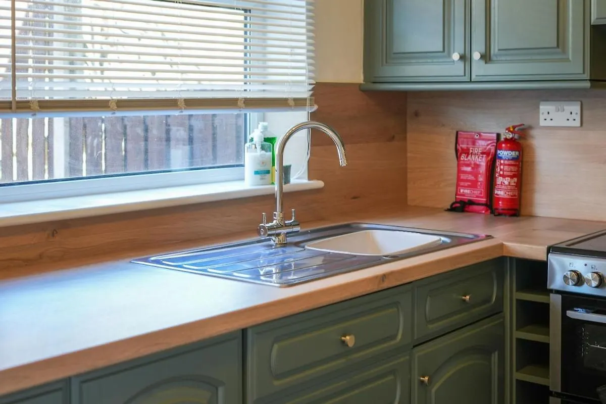 Stupton House, Large 3 Bed House That Sleeps 8 With Full Size Pool Table & Free Parking - Hosted By Stay Host Save Brightside