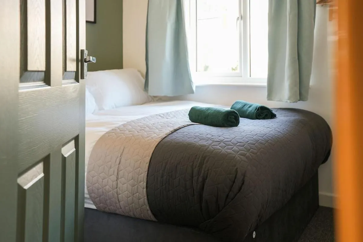 Stupton House, Large 3 Bed House That Sleeps 8 With Full Size Pool Table & Free Parking - Hosted By Stay Host Save Brightside