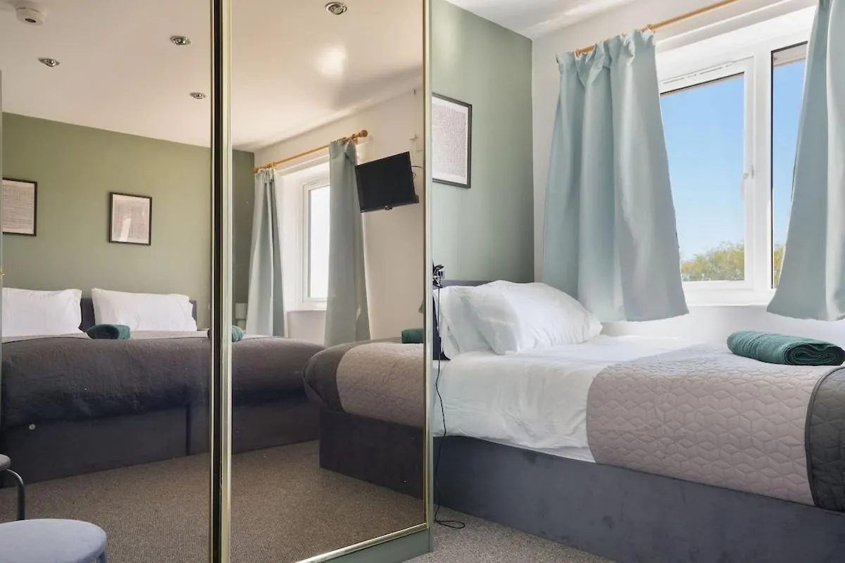 Stupton House, Large 3 Bed House That Sleeps 8 With Full Size Pool Table & Free Parking - Hosted By Stay Host Save Brightside 0*,