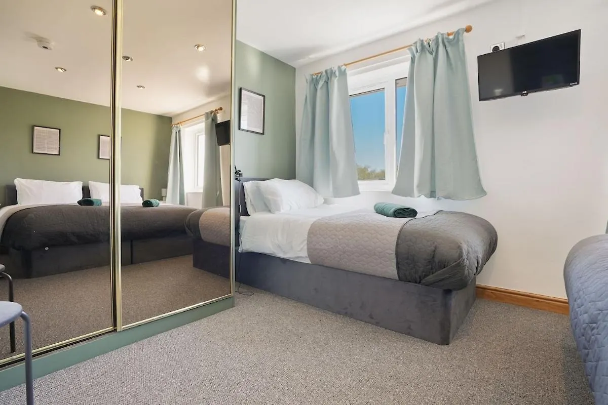Stupton House, Large 3 Bed House That Sleeps 8 With Full Size Pool Table & Free Parking - Hosted By Stay Host Save Brightside Lejlighed