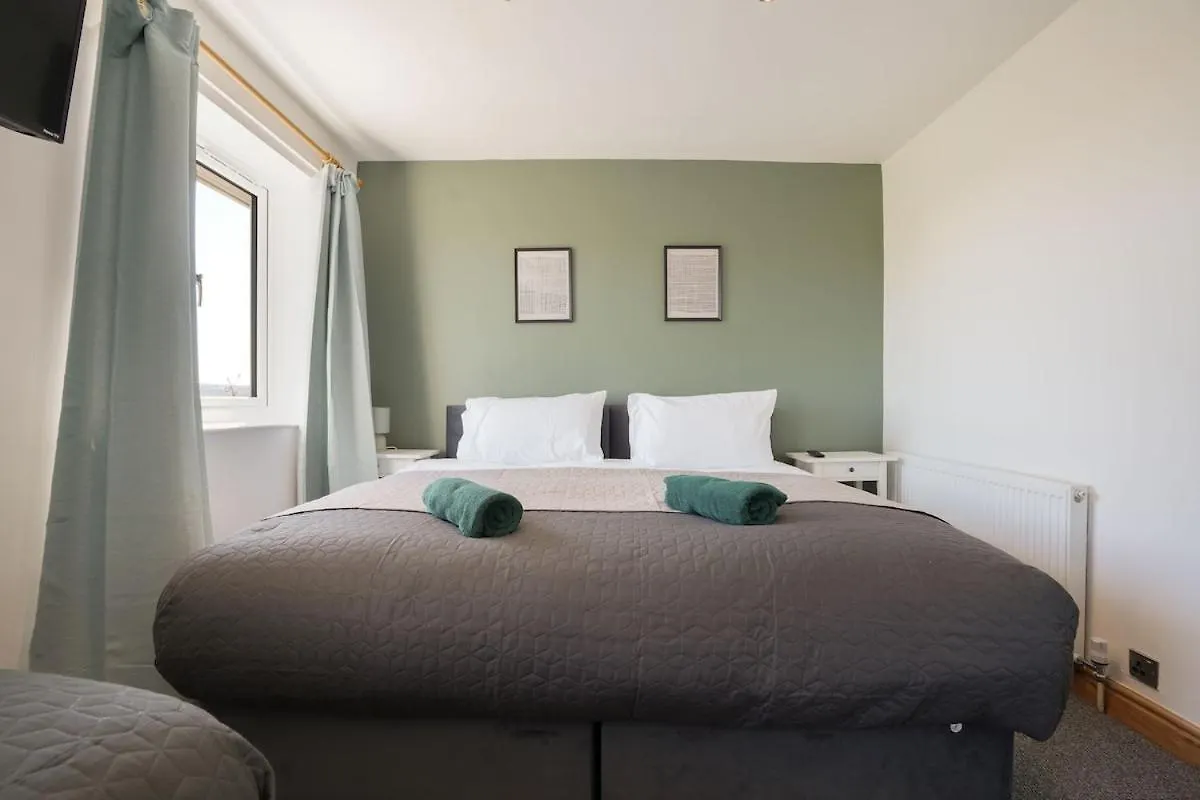 Stupton House, Large 3 Bed House That Sleeps 8 With Full Size Pool Table & Free Parking - Hosted By Stay Host Save Brightside 0*,