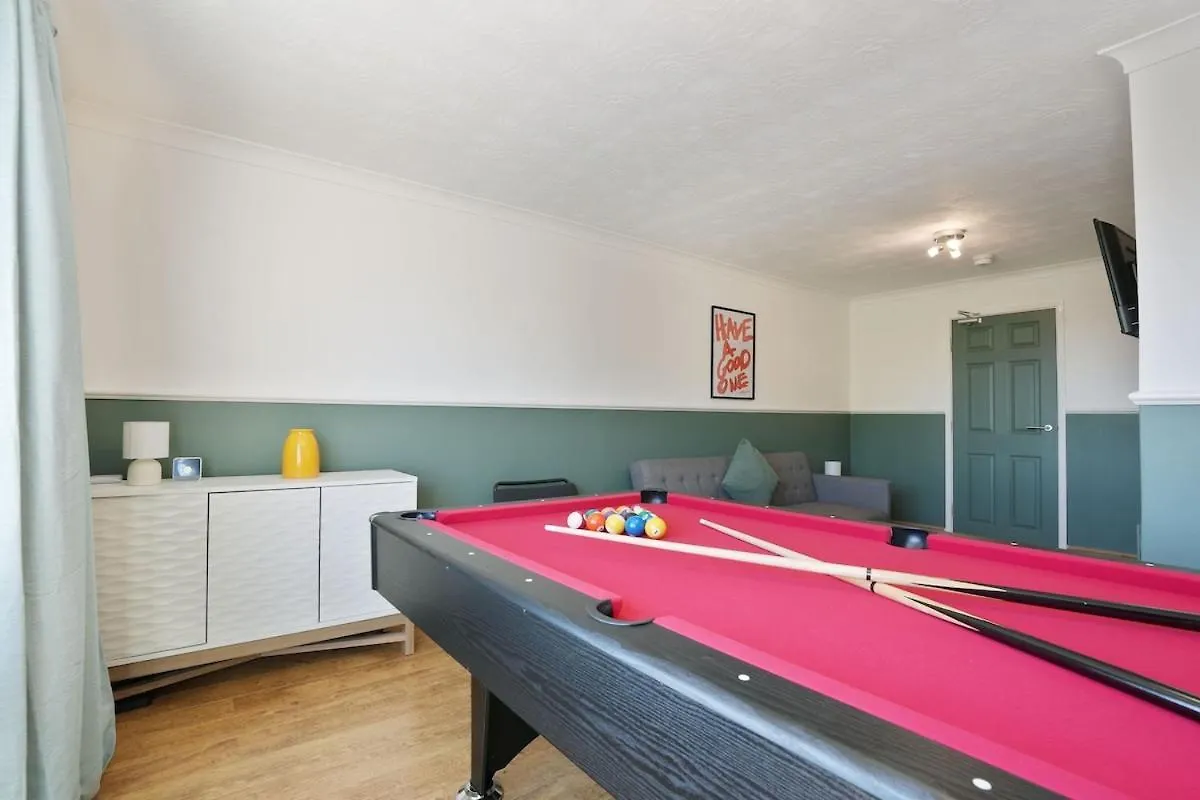 Stupton House, Large 3 Bed House That Sleeps 8 With Full Size Pool Table & Free Parking - Hosted By Stay Host Save Brightside 0*,  Storbritannien