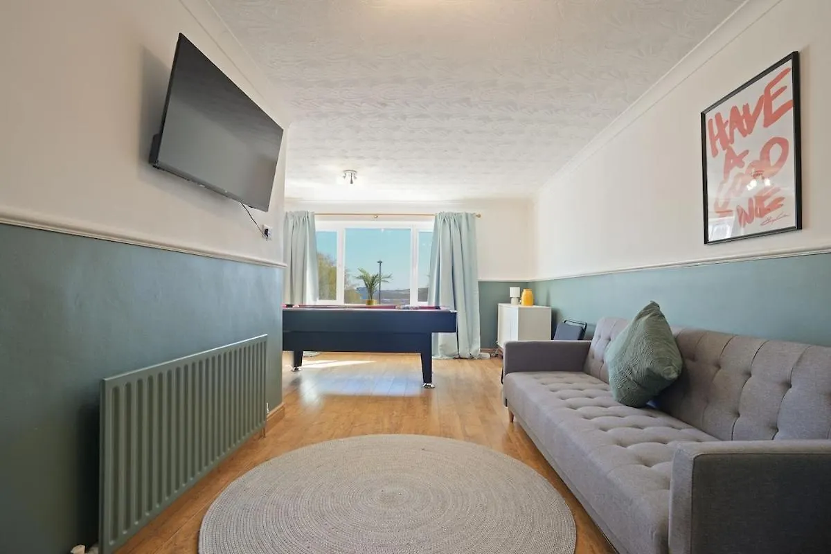 Stupton House, Large 3 Bed House That Sleeps 8 With Full Size Pool Table & Free Parking - Hosted By Stay Host Save Brightside