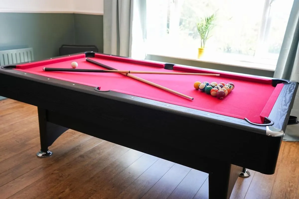 Stupton House, Large 3 Bed House That Sleeps 8 With Full Size Pool Table & Free Parking - Hosted By Stay Host Save Brightside