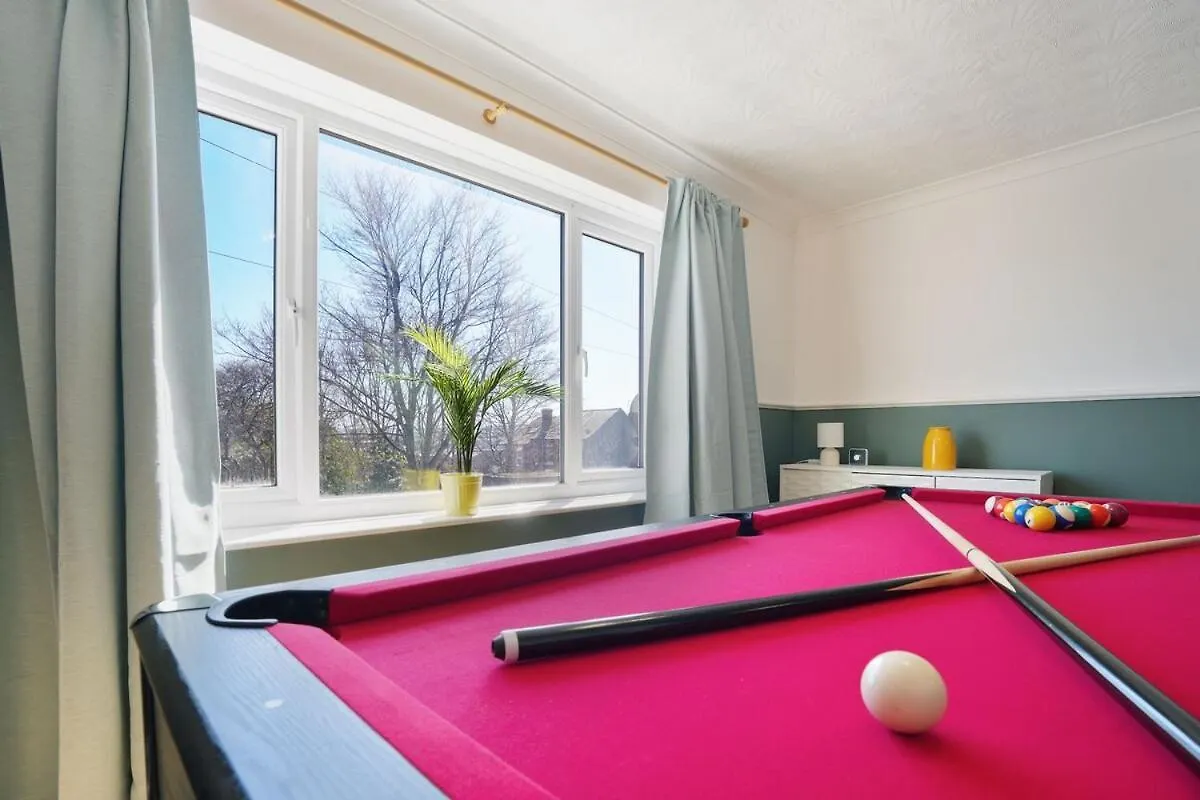 Stupton House, Large 3 Bed House That Sleeps 8 With Full Size Pool Table & Free Parking - Hosted By Stay Host Save Brightside Lejlighed
