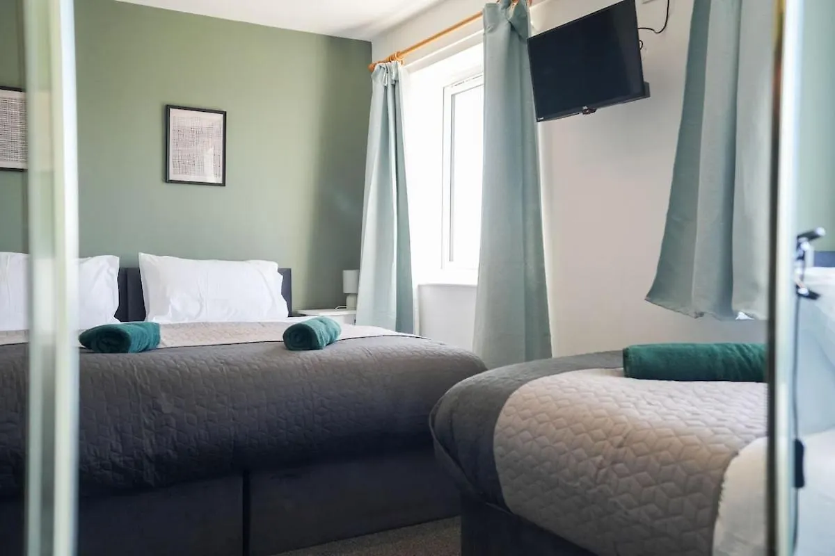 Stupton House, Large 3 Bed House That Sleeps 8 With Full Size Pool Table & Free Parking - Hosted By Stay Host Save Brightside
