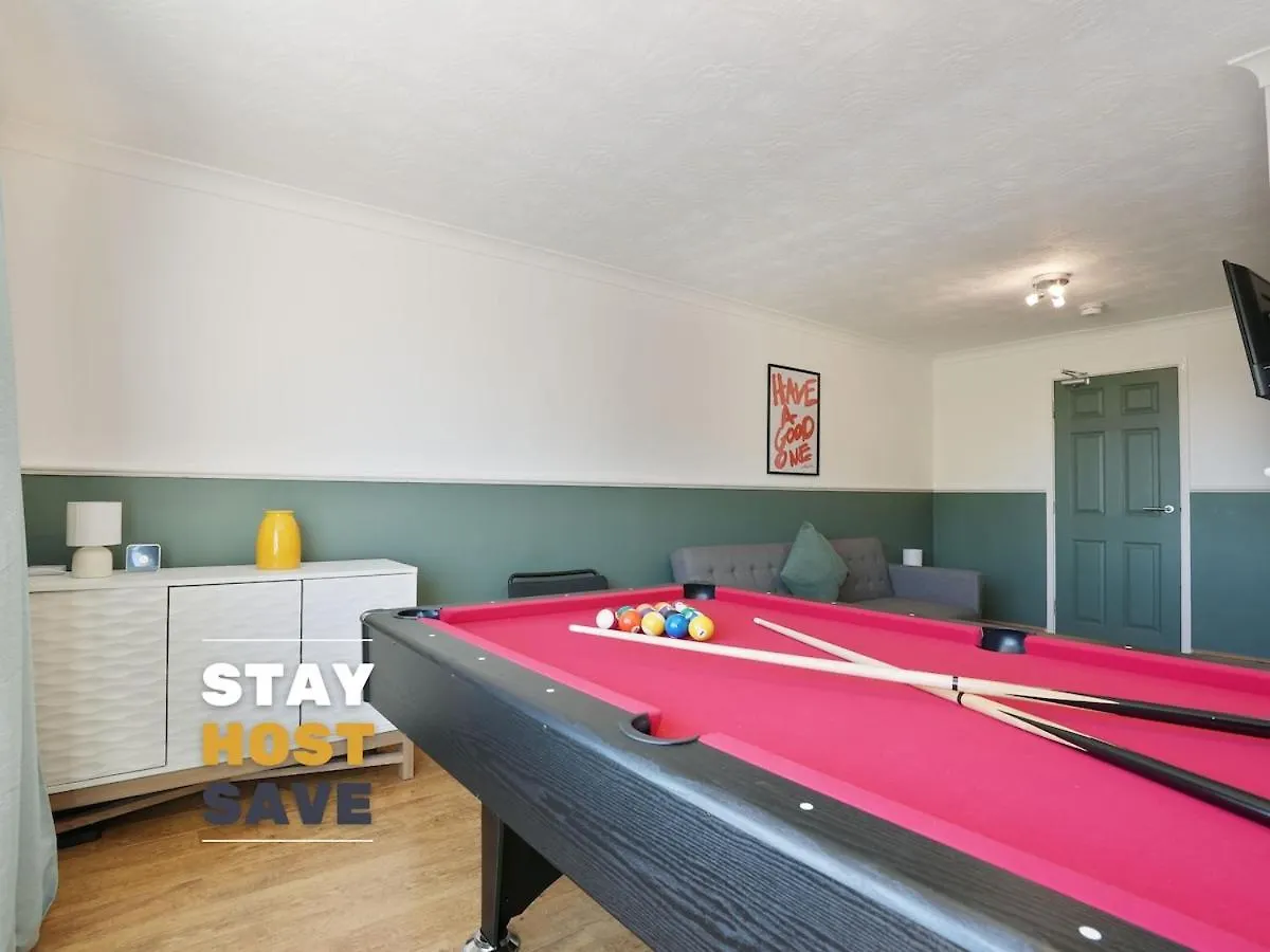 Stupton House, Large 3 Bed House That Sleeps 8 With Full Size Pool Table & Free Parking - Hosted By Stay Host Save Brightside