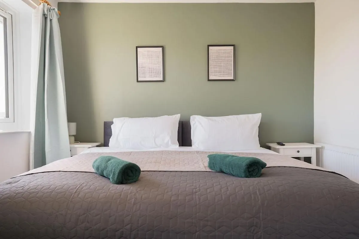Stupton House, Large 3 Bed House That Sleeps 8 With Full Size Pool Table & Free Parking - Hosted By Stay Host Save Brightside شقة